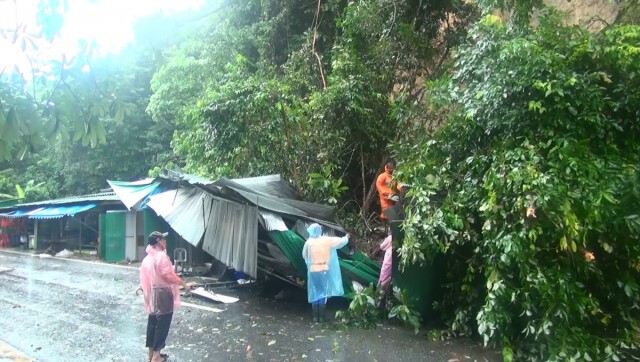 ฝนถล่มสตูล ต้นไม้สไลด์ โคลนหล่นทับ ร้านค้าชายแดน เสียหาย