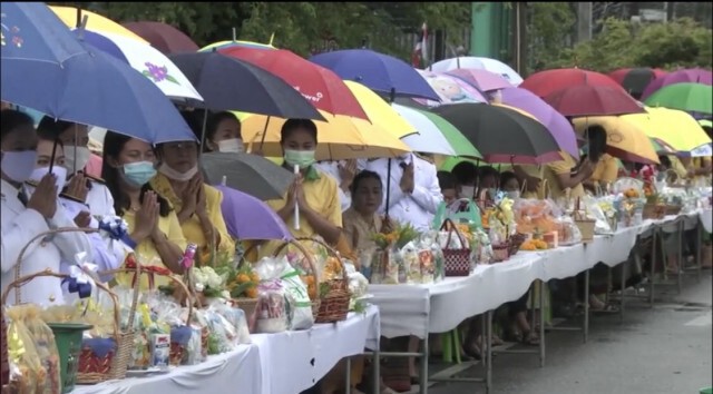 ชาวพัทลุงน้อมรำลึกตักบาตรท่ามกลางสายฝน