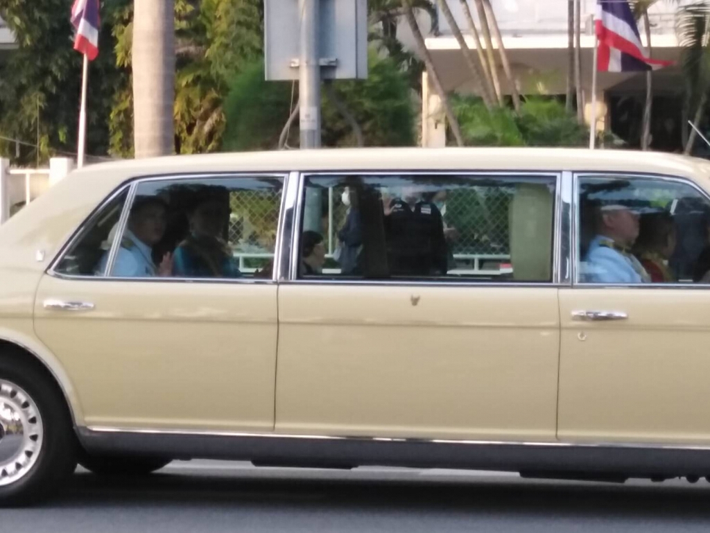 ขบวนเสด็จฯ "พระราชินี-พระองค์ที" ผ่านจุดผู้ชุมนุมบริเวณแยกนางเลิ้ง ท่ามกลางการรักษาความปลอดภัยสูงสุด ขบวนเสด็จฯ "พระราชินี-พระองค์ที" ผ่านจุดผู้ชุมนุมบริเวณแยกนางเลิ้ง ท่ามกลางการรักษาความปลอดภัยสูงสุด