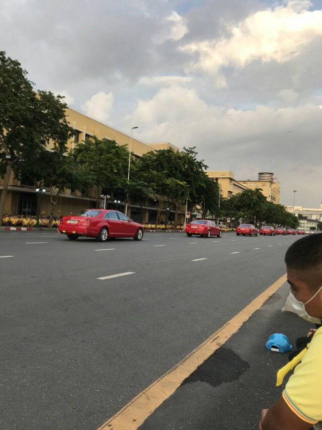 ขบวนเสด็จฯ "พระราชินี-พระองค์ที" ผ่านจุดผู้ชุมนุมบริเวณแยกนางเลิ้ง ท่ามกลางการรักษาความปลอดภัยสูงสุด