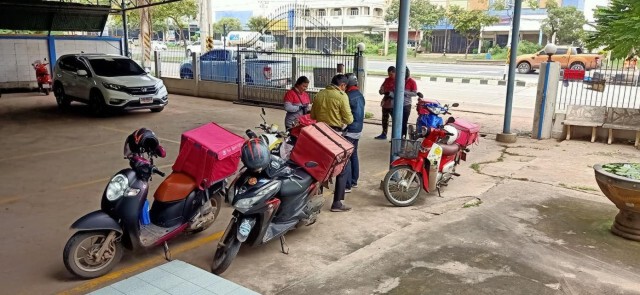พนง.ส่งอาหาร ฉุน มาตามที่อยู่ยืนเด๋อไม่มีคนรับ สักพักทยอยมาส่งเพียบ