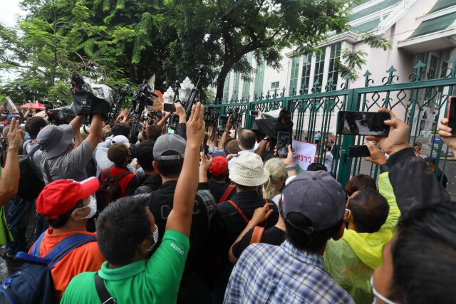 อดีตบิ๊กข่าวกรองเตือนผู้ชุมนุม 14 ตุลา "อย่าลองของ"