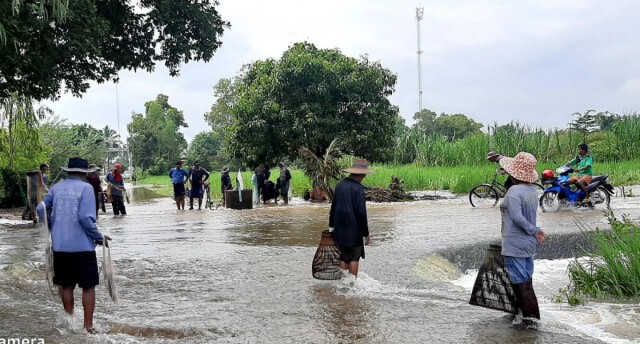 ฝนตกหลายวันน้ำล้นอ่างท่วมถนนหมู่บ้านเชิงเขา