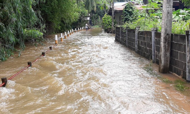 ฝนตกหลายวันน้ำล้นอ่างท่วมถนนหมู่บ้านเชิงเขา