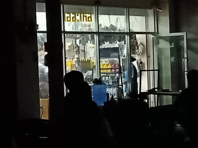 ด่วน..คนร้ายจี้หญิงเจ้าของร้านซ่อม จยย.เป็นตัวประกัน