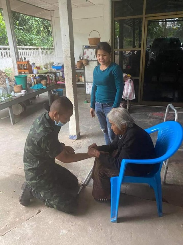 สุดซึ้ง ทหารกลับไปเยี่ยมบ้าน หลังจบการฝึก มอบเงินเดือนแรกตอบแทนพ่อแม่