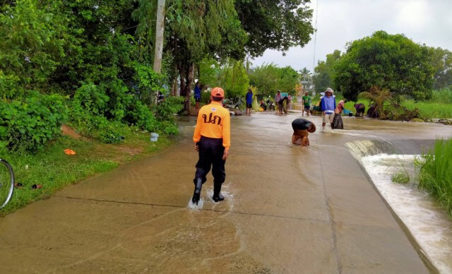 ฝนตกหลายวันน้ำล้นอ่างท่วมถนนหมู่บ้านเชิงเขา