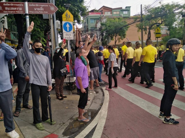 คณะราษฎร"โชว์เถื่อน" โห่ไล่ชาวบ้านที่มารอรับเสด็จ
