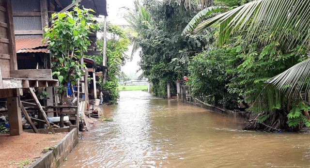 ฝนตกหลายวันน้ำล้นอ่างท่วมถนนหมู่บ้านเชิงเขา