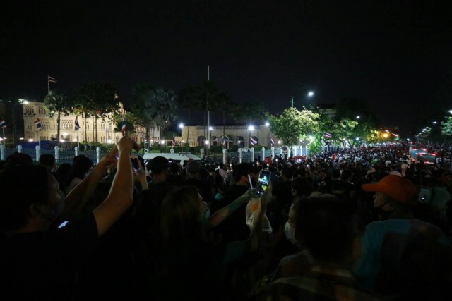 ประมวลภาพ "ม็อบ 14 ตุลา" ฝ่าแนวกั้นตำรวจประชิดทำเนียบ