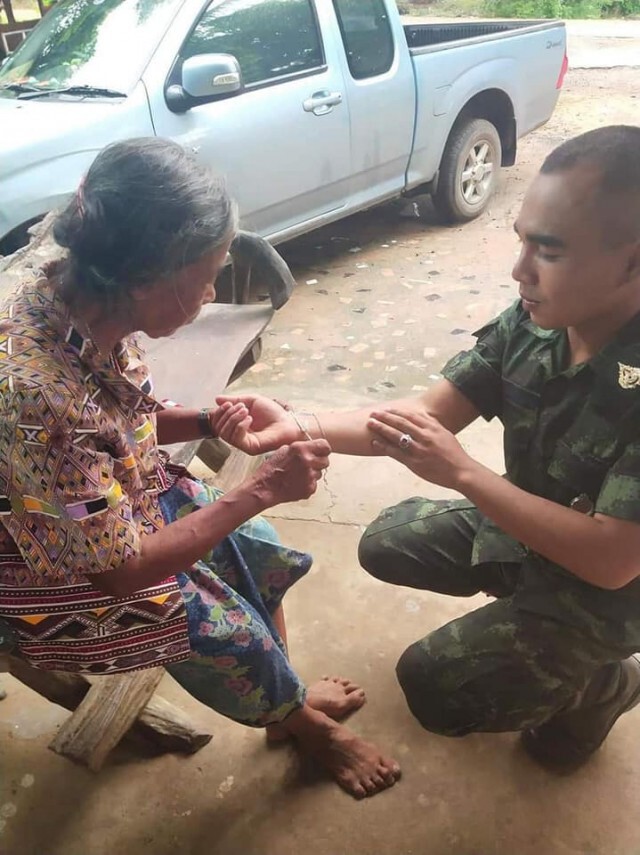 สุดซึ้ง ทหารกลับไปเยี่ยมบ้าน หลังจบการฝึก มอบเงินเดือนแรกตอบแทนพ่อแม่