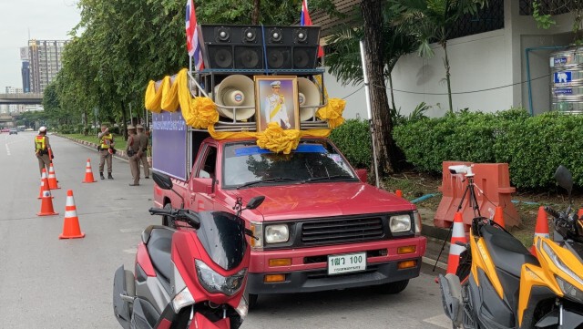 ประชาชนสวมเสื้อเหลือง ปักหลักบาทวิถี หวังเฝ้ารับเสด็จ