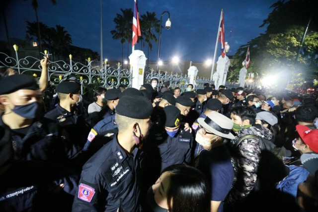 ประมวลภาพ "ม็อบ 14 ตุลา" ฝ่าแนวกั้นตำรวจประชิดทำเนียบ