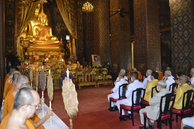 'ประธานองคมนตรี'ทอดผ้าป่าสมทบทุนพระสงฆ์ไทย