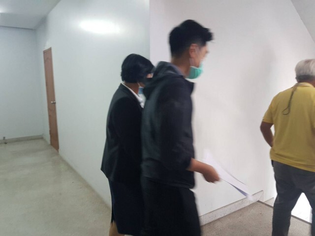 อดีตผอ.สารสาสน์ฯ เข้ามอบตัวตำรวจเจอแจ้ง 2 ข้อหา