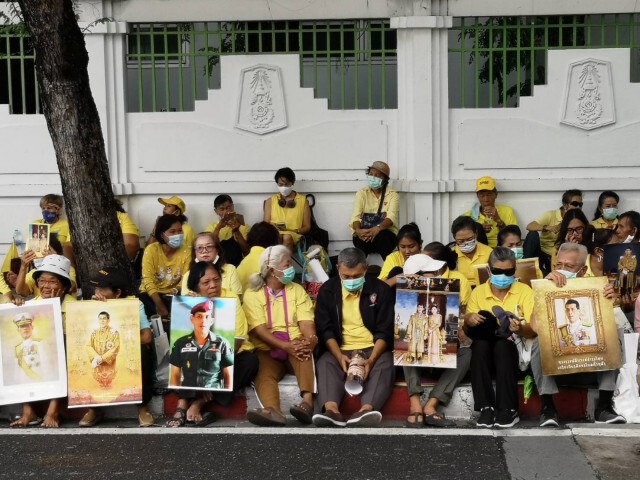 ประชาชนสวมเสื้อเหลือง ปักหลักบาทวิถี หวังเฝ้ารับเสด็จ
