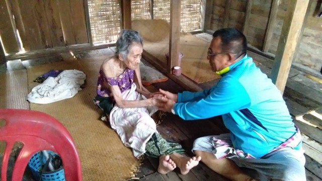 หมอทหารฝ่าน้ำท่วมเยี่ยมทวดวัย101ปี