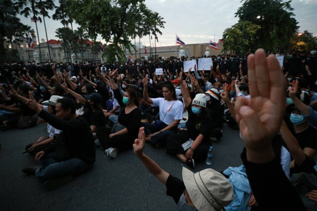 ประมวลภาพ "ม็อบ 14 ตุลา" ฝ่าแนวกั้นตำรวจประชิดทำเนียบ