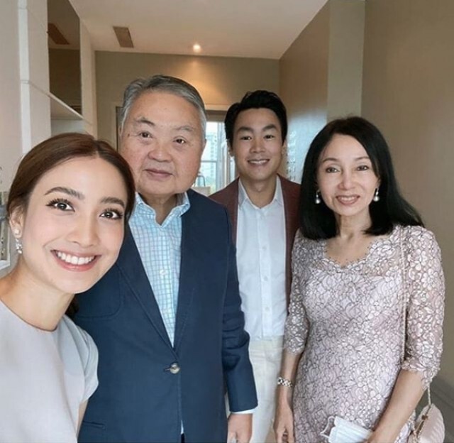 "แต้ว" เซลฟี่ร่วมเฟรมครอบครัว "ไฮโซณัย" พร้อมเผยแคปชั่นเด็ดกินใจ