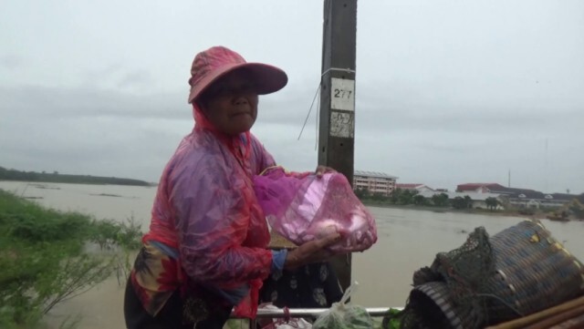 ชาวบ้านพลิกวิกฤติน้ำท่วม กรีดยางไม่ได้แห่จับปลาแทน