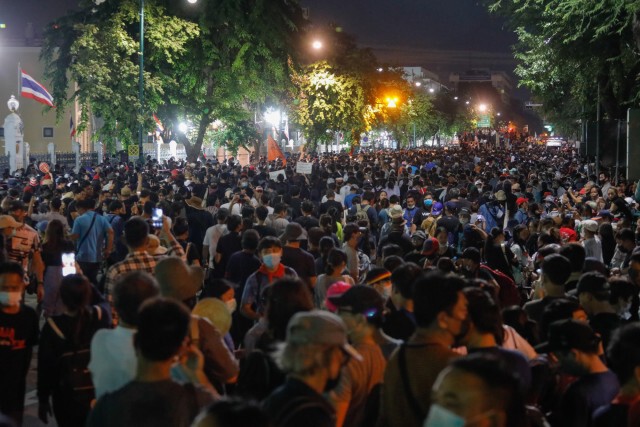 ประมวลภาพ "ม็อบ 14 ตุลา" ฝ่าแนวกั้นตำรวจประชิดทำเนียบ