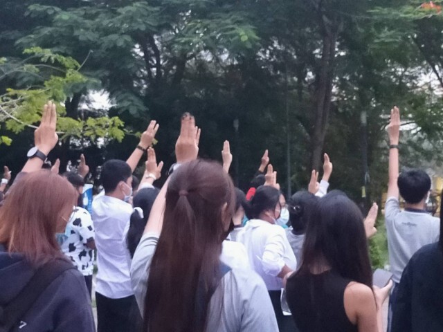 นร.-นศ. จัดม็อบคู่ขนานชู 3 นิ้วเคารพธงชาติ