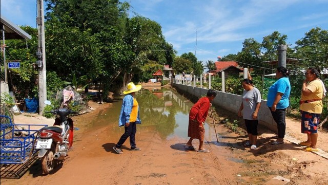น้ำท่วมถนนเหม็นคลุ้งทั้งหมู่บ้านวอนรัฐช่วยแก้