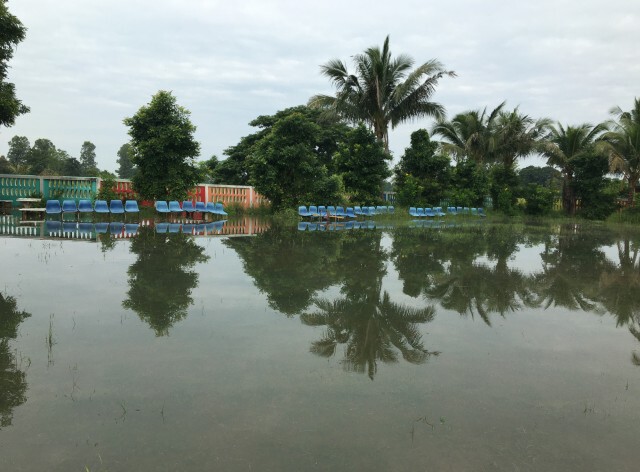 น้ำขึ้นอีก 10 ซม.โรงเรียนบ้านกอกระดมทำแนวกั้น