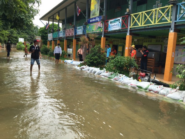 น้ำขึ้นอีก 10 ซม.โรงเรียนบ้านกอกระดมทำแนวกั้น