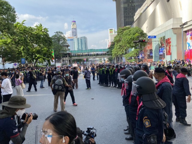 ภาพบรรยากาศ กลุ่มผู้ชุมนุมรวมตัว หลังแกนนำ ลั่น! ยึดพื้นที่ราชประสงค์ เย็นนี้
