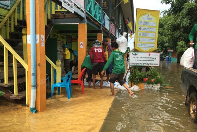 น้ำขึ้นอีก 10 ซม.โรงเรียนบ้านกอกระดมทำแนวกั้น