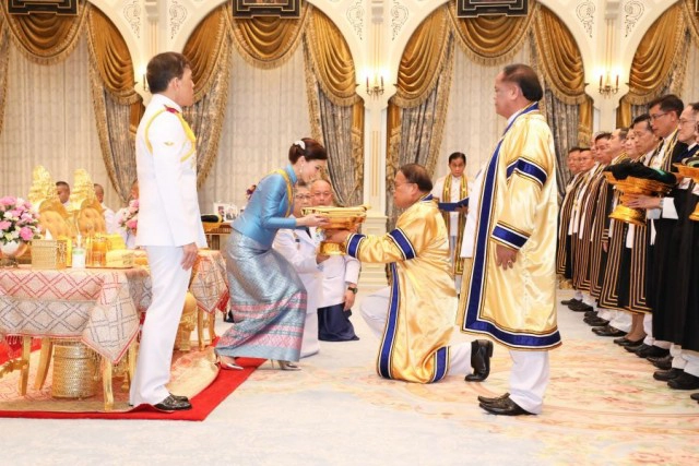 ม.ราชภัฎทั่วประเทศ ทูลเกล้าฯ ถวายชุดครุย และปริญญาดุษฎีกิติมศักดิ์ สมเด็จพระนางเจ้าฯ พระบรมราชินี