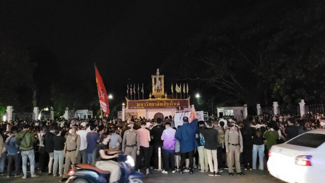 นศ.ครึ่งพันชุมนุมร้องปล่อยตัว "ทนายอานนท์-เพื่อน"
