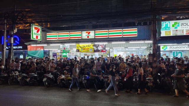 นศ.ครึ่งพันชุมนุมร้องปล่อยตัว "ทนายอานนท์-เพื่อน"