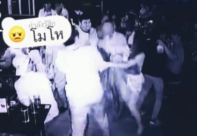 สาวโดนชายแต๊ะอั๋ง ไม่พร่ำให้เสียเวลา ง้างมือฟาดทันควัน โบ๊ะหน้าเข้าให้ !!