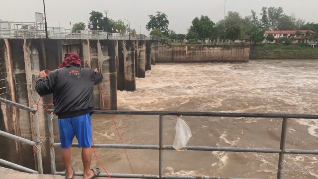 น้ำมูลหนุนสูง เร่งเปิดประตูเขื่อนราษีไศล