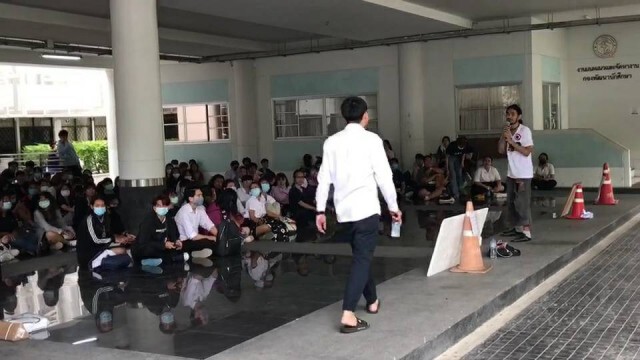 นักศึกษา มช.ชุมนุมร้องปล่อยตัว 2แกนนำคณะราษฎร