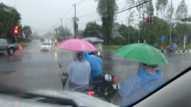 ฝนตกต่อเนื่องเกิดคลื่นลมแรงชาวบ้านงดออกเรือหาปลา
