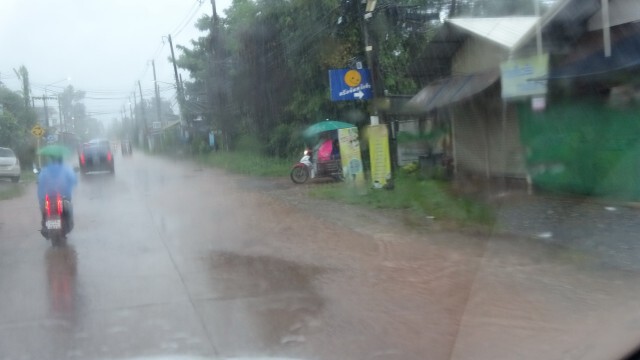 ฝนตกต่อเนื่องเกิดคลื่นลมแรงชาวบ้านงดออกเรือหาปลา