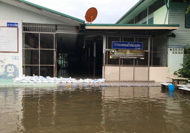 น้ำขึ้นอีก 10 ซม.โรงเรียนบ้านกอกระดมทำแนวกั้น