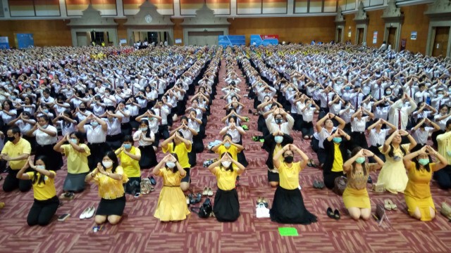 ม.ราชภัฏสุราษฎร์ธานีจัดพิธีน้อมรำลึกในหลวง ร.๙ ยิ่งใหญ่