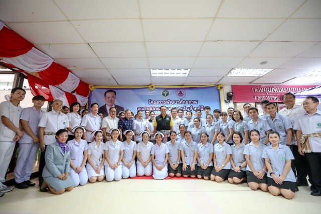 "อนุทิน"มอบนโยบายหมอประจำตัว3คนเพื่อทุกครอบครัว