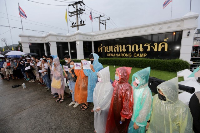 แฟลชม็อบหาดใหญ่รวมตัวหน้าค่ายเสนาณรงค์