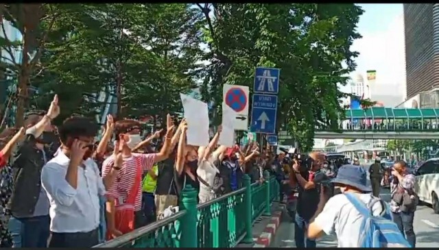 ภาพบรรยากาศ กลุ่มผู้ชุมนุมรวมตัว หลังแกนนำ ลั่น! ยึดพื้นที่ราชประสงค์ เย็นนี้