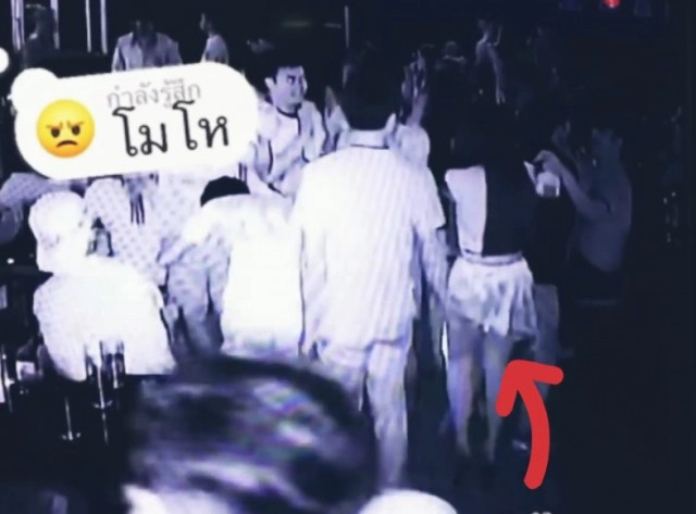 สาวโดนชายแต๊ะอั๋ง ไม่พร่ำให้เสียเวลา ง้างมือฟาดทันควัน โบ๊ะหน้าเข้าให้ !!