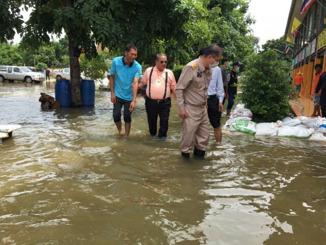 น้ำขึ้นอีก 10 ซม.โรงเรียนบ้านกอกระดมทำแนวกั้น