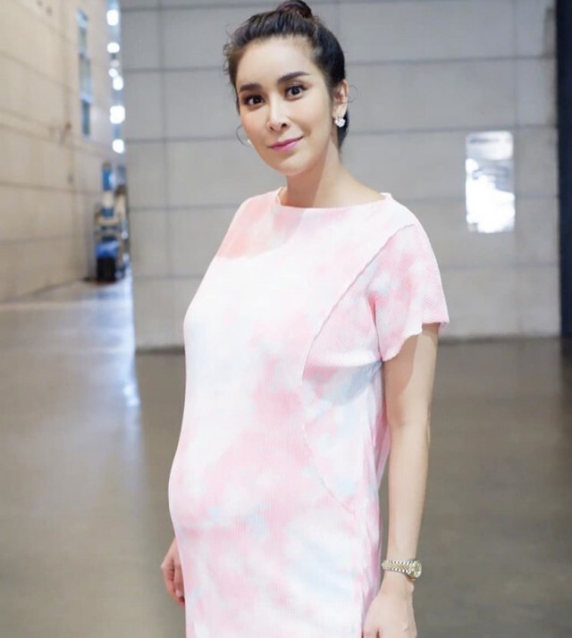 "ใหม่ สุคนธวา" เผยเลขเด็ดอีกรอบหลังฝันแม่นแฟนๆถูกหวย 7 งวดติด