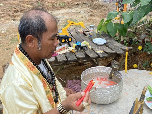 ชาวบ้านแห่ขอเลขเด็ดจากต้นโพธิ์อายุกว่า 100 ปี