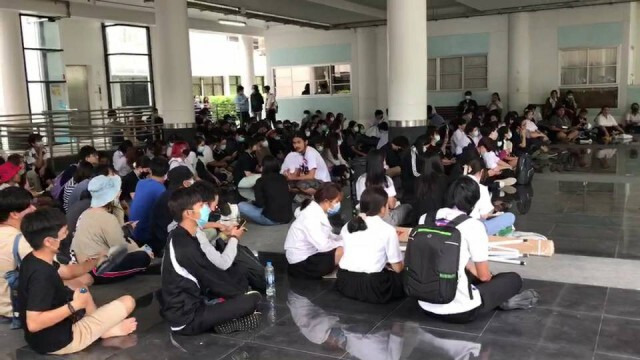 นักศึกษา มช.ชุมนุมร้องปล่อยตัว 2แกนนำคณะราษฎร