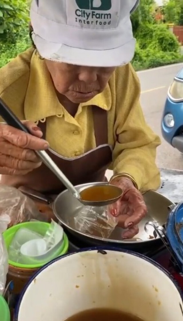 ยายวัย 83 เข็นรถขายเต้าหู้ทอด หาเลี้ยงหลาน3ชีวิต ลูกหนีไปขึ้นสวรรค์หมด